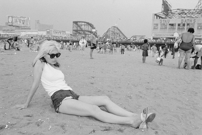罗伯塔·贝利（Roberta Bayley），黛比·哈里·康尼岛（Debbie Harry Coney Island），《朋克》杂志的《变异怪物海滩派对》，1977年