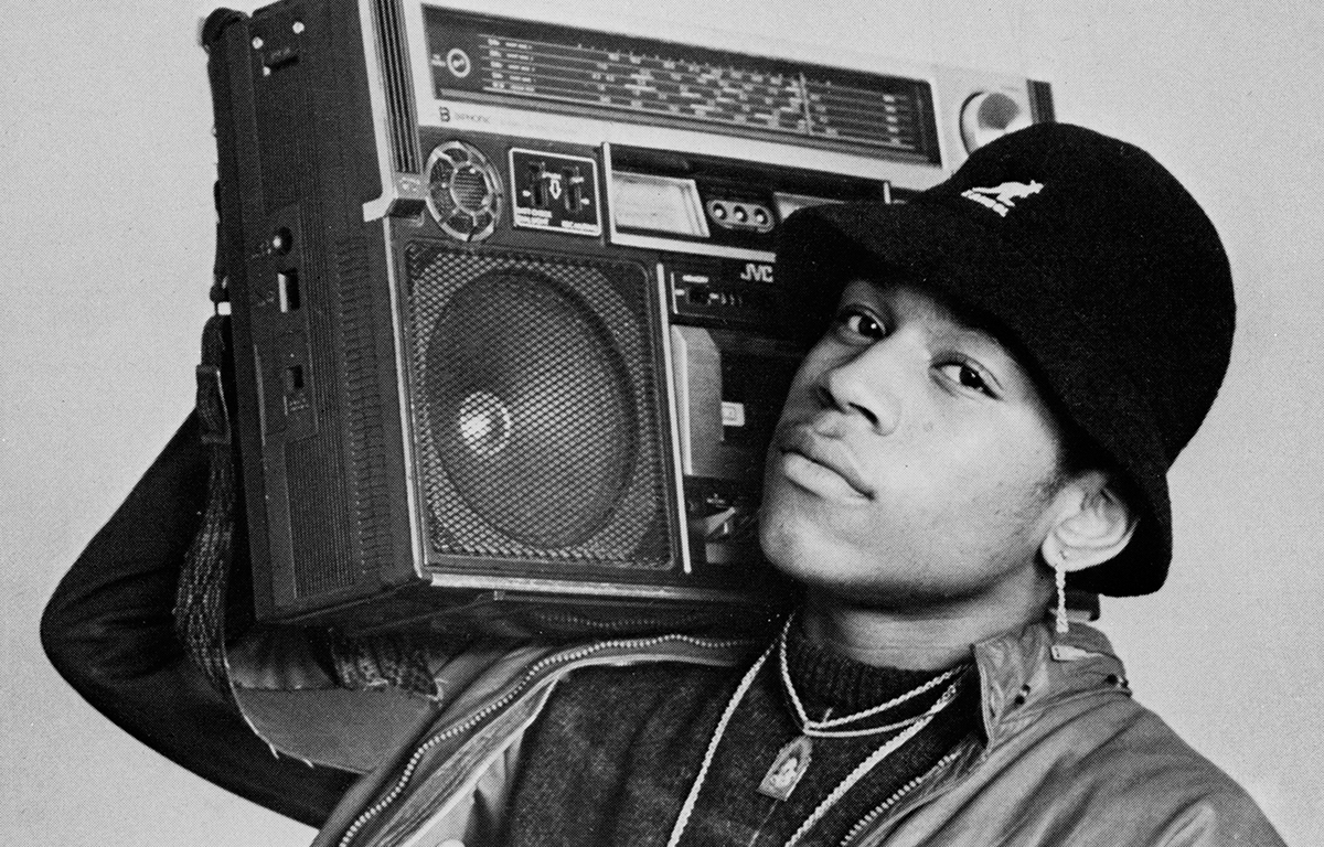 LL Cool J avec une boombox sur l'épaule.