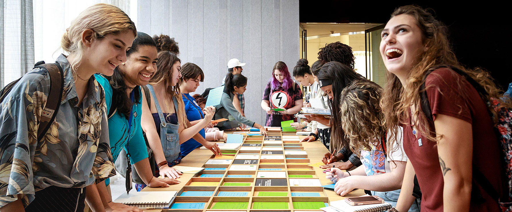 Pessoas curtindo a seção Future City Lab da Nova York na exposição Core no Museu da Cidade de Nova York