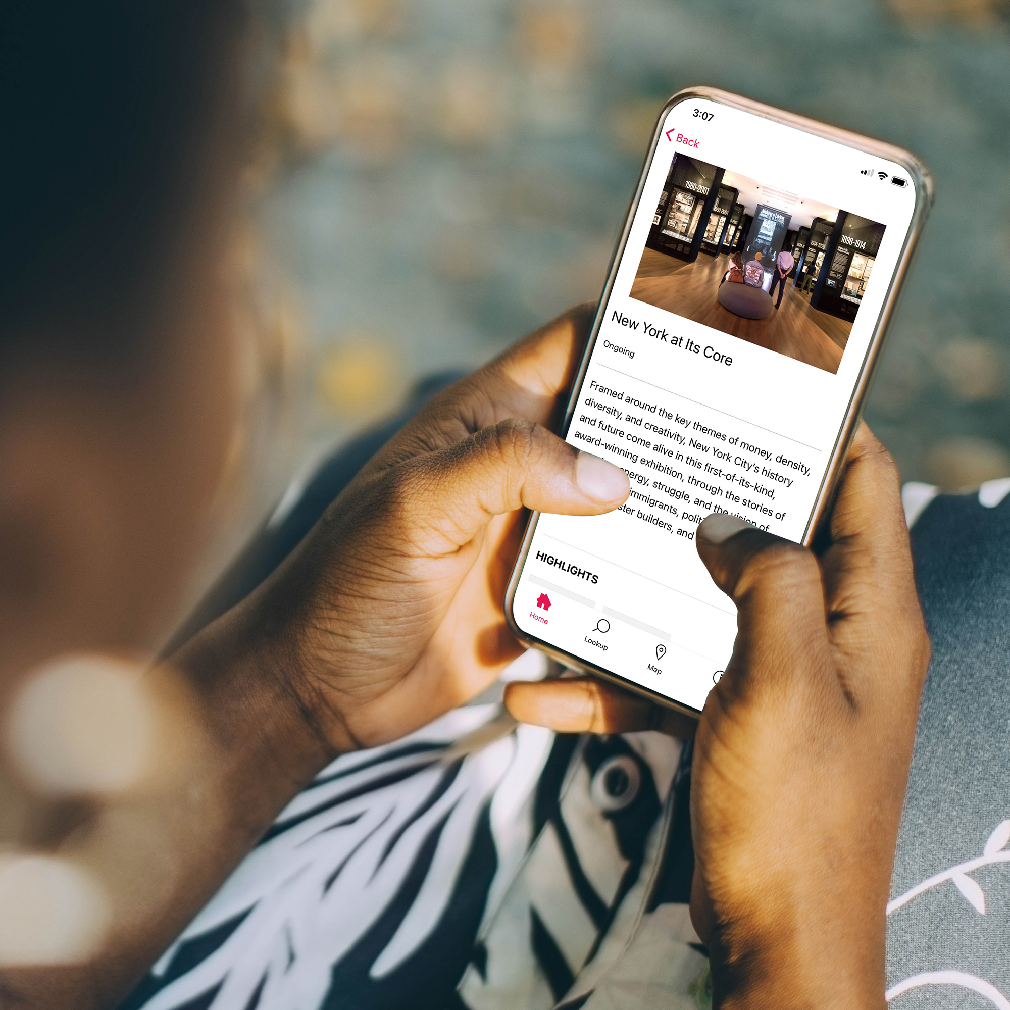 Una mujer explorando la guía digital MCNY en la aplicación Bloomberg Connects