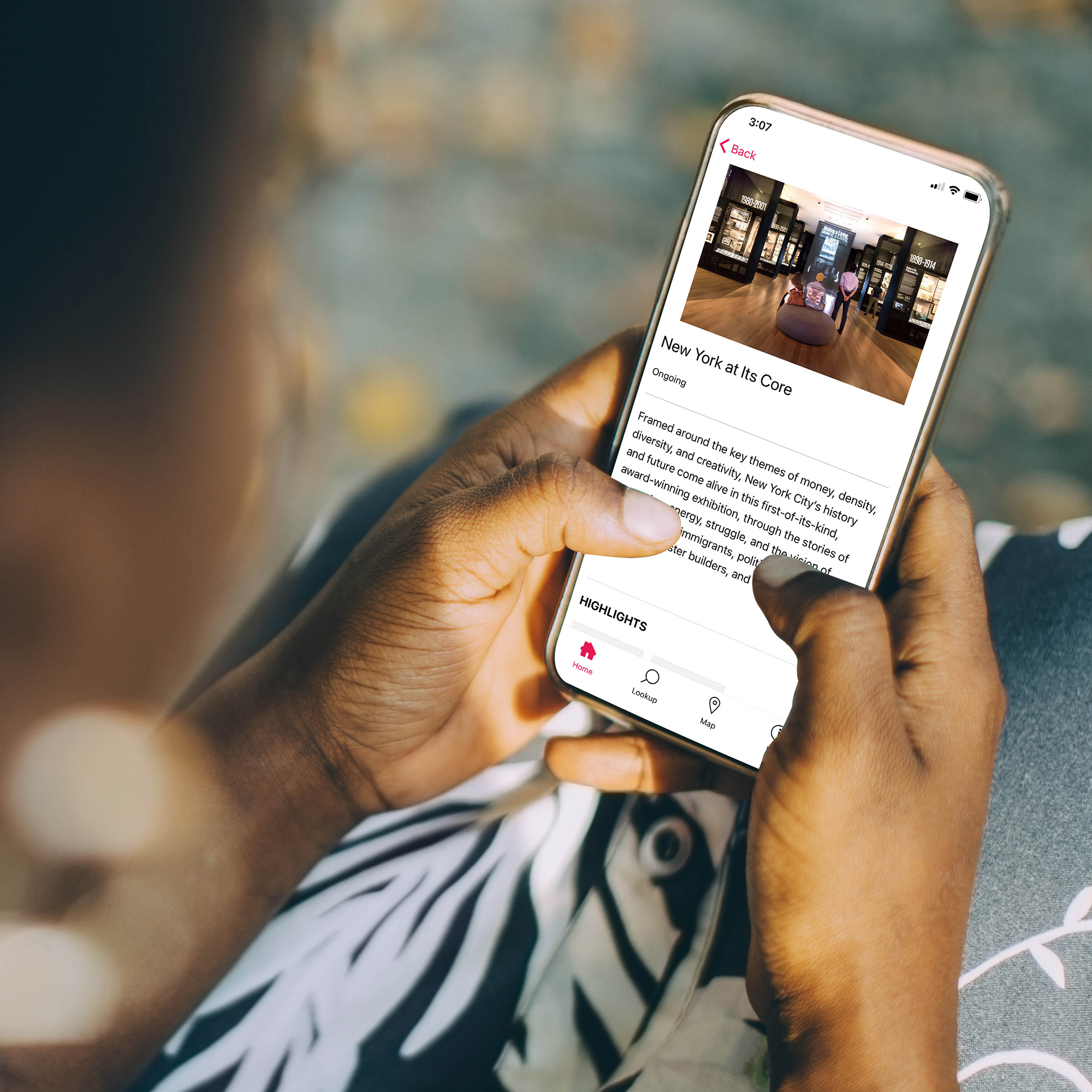 Uma mulher explorando o guia digital MCNY no aplicativo Bloomberg Connects