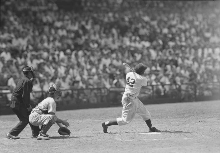 Jackie Robinson al bate. Fotografía de Frank Bauman para la revista Look, 1949.