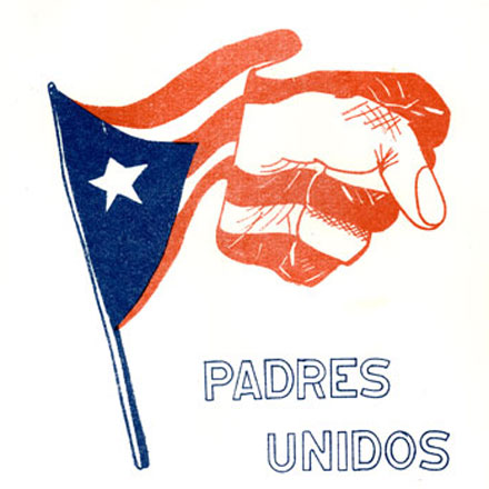 Panfleto com uma bandeira de Porto Rico acenando e o final da bandeira se transformando em punho. Há texto em espanhol no cartaz