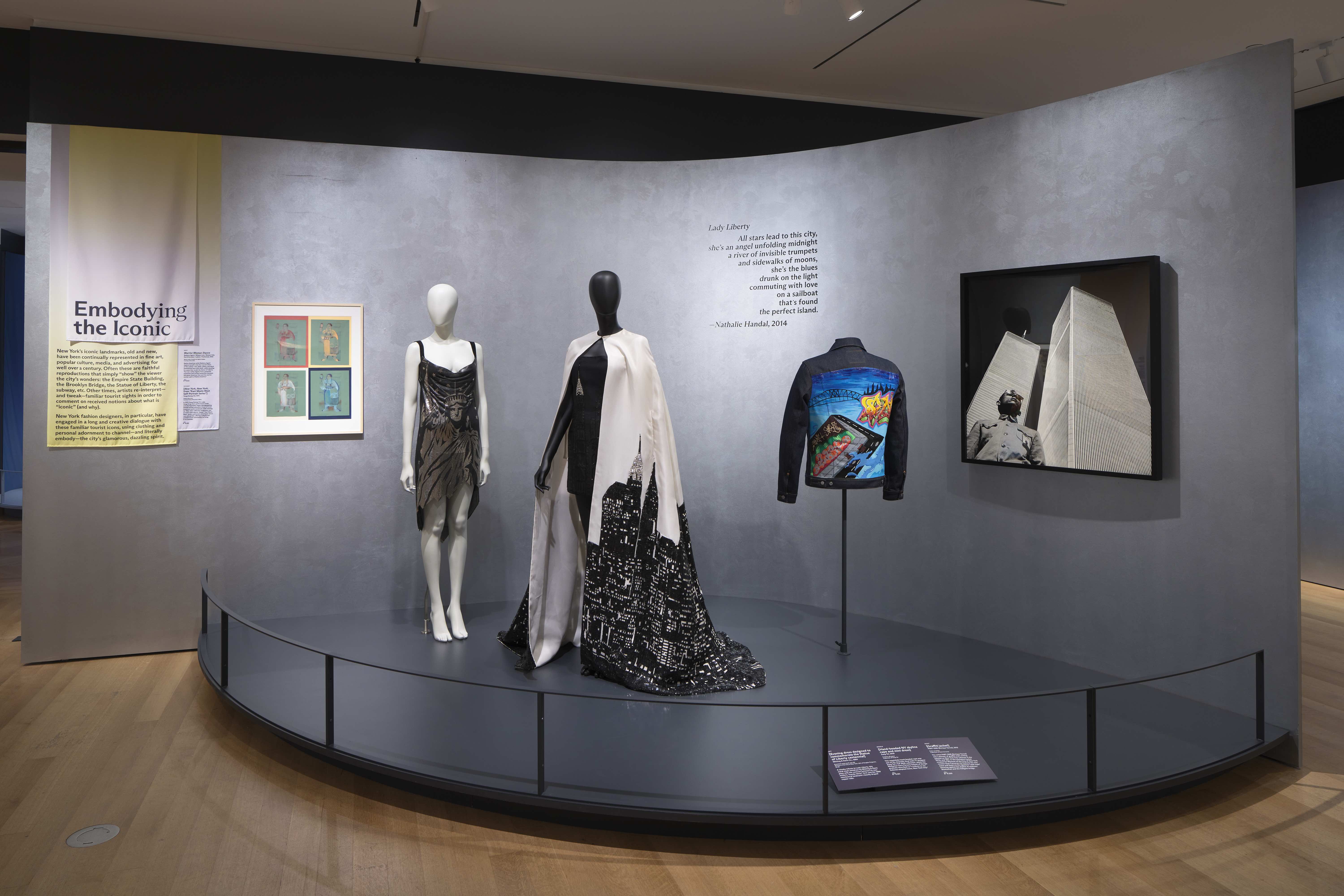 Três peças de roupa são colocadas em uma galeria.