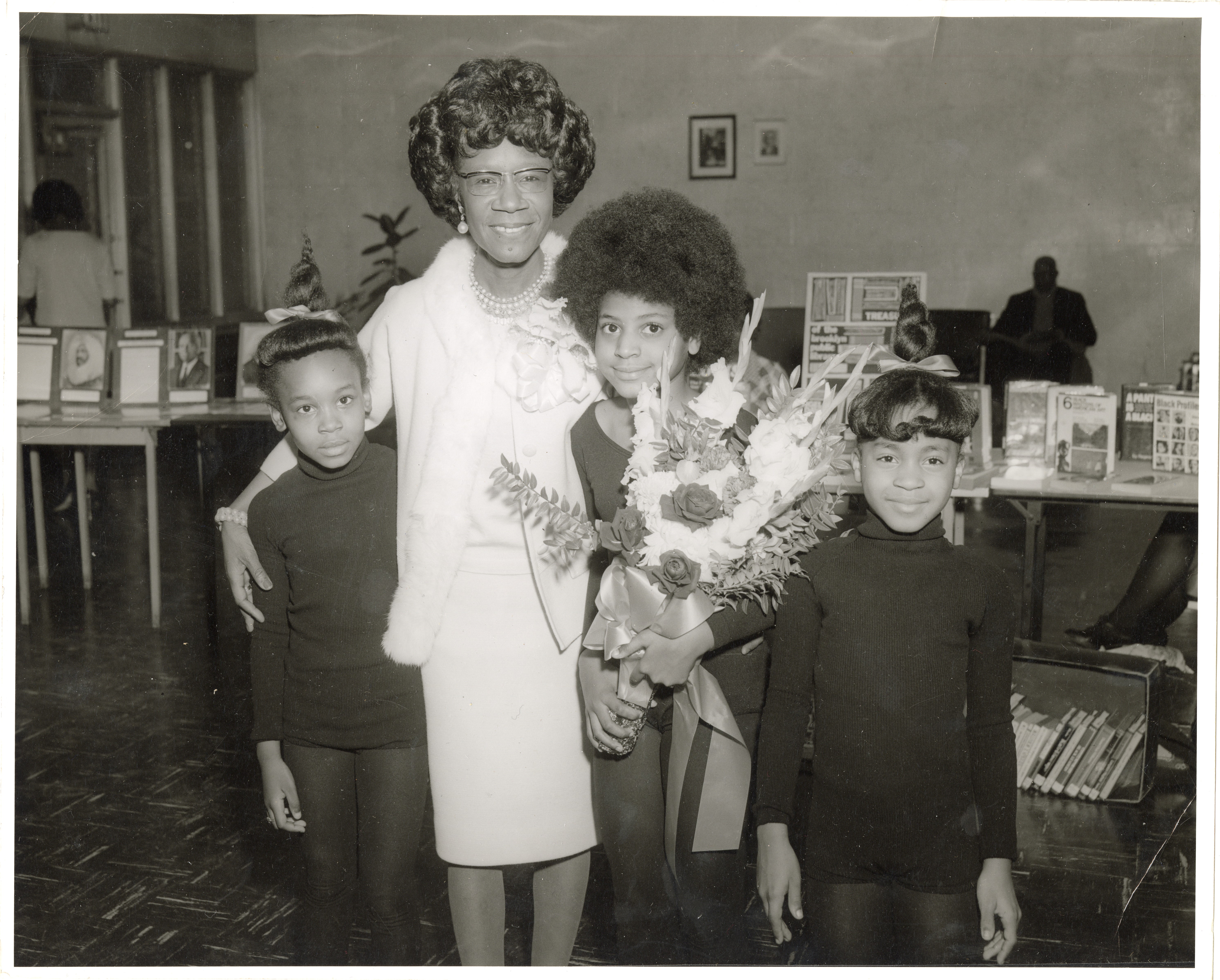 Shirley Chisholm con tres hijos.