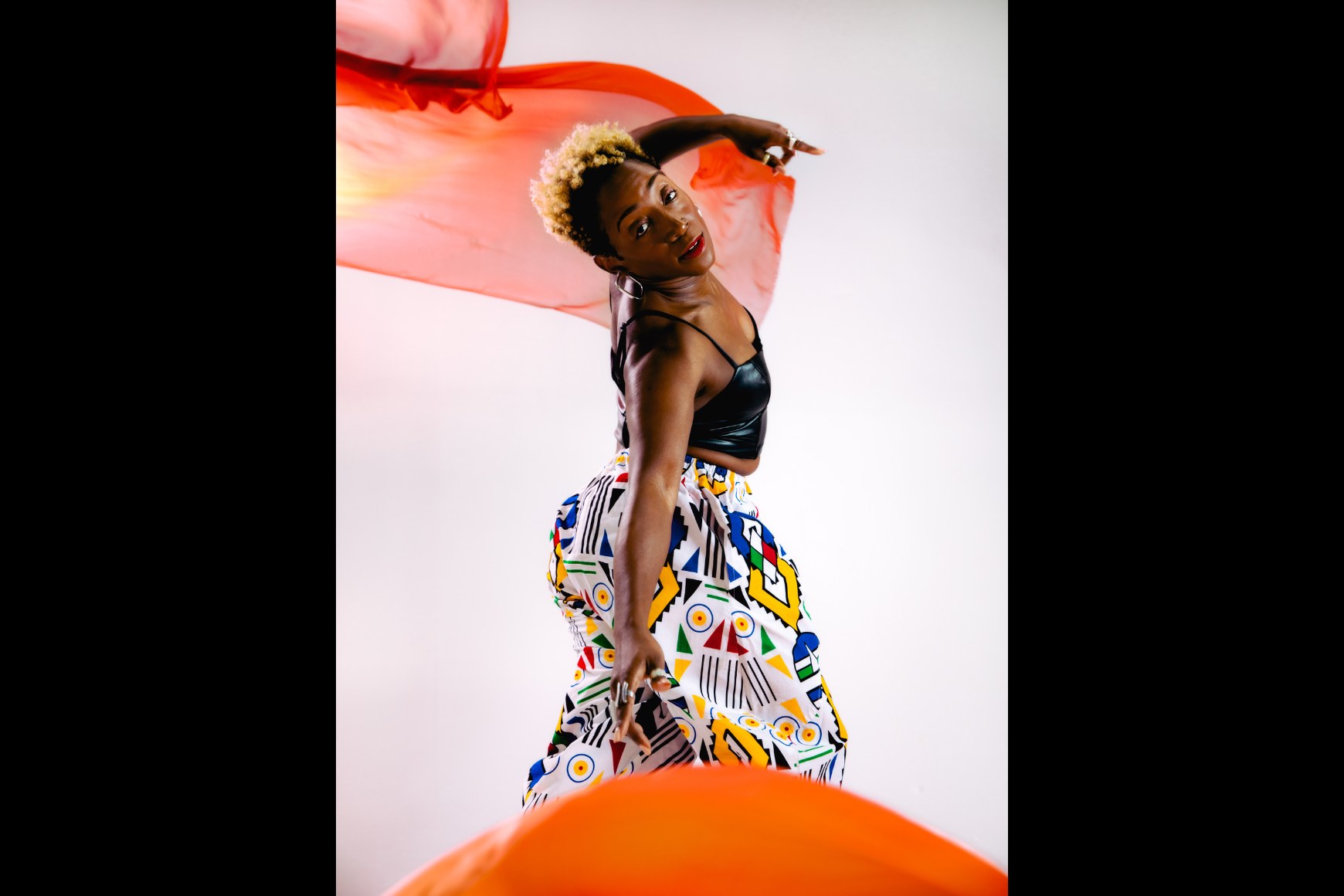 Imagen de la bailarina LaTasha Barnes posando en posición de baile.