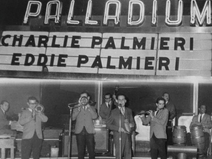 查理·帕尔梅里（Charlie Palmieri）和埃迪·帕尔梅里（Eddie Palmieri）在钯金舞厅表演。 1964年