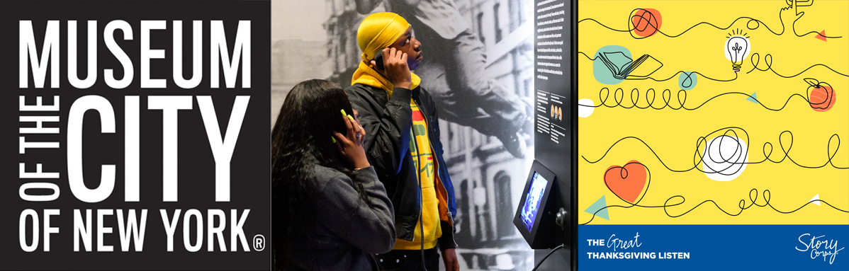 Le logo du musée de la ville de New York; Deux personnes écoutent des enregistrements audio devant une exposition de musée; Logo de StoryCorps pour le grand Thanksgiving Écoutez