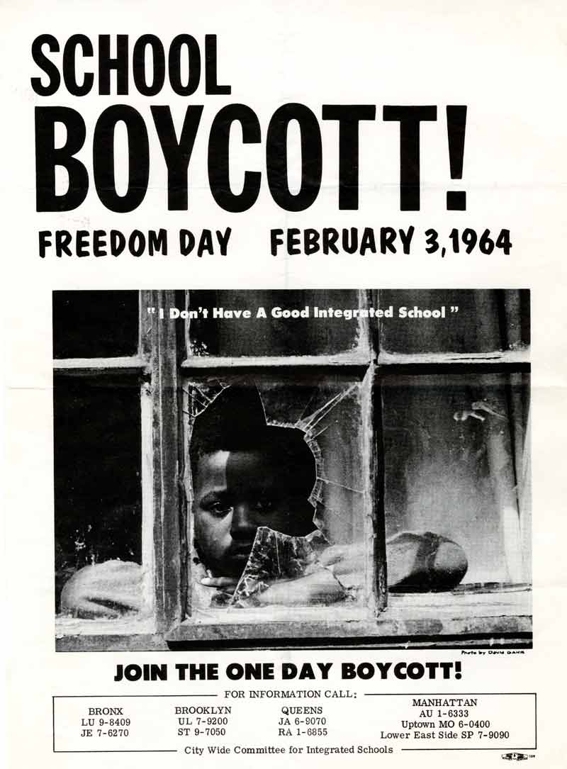 L'image montre un dépliant pour le boycott de l'école de New York le 3 février 1964. Le dépliant présente une photo d'un garçon noir regardant par la fenêtre d'une école cassée. Sous la photo se trouve une citation: "Je n'ai pas une bonne école intégrée."