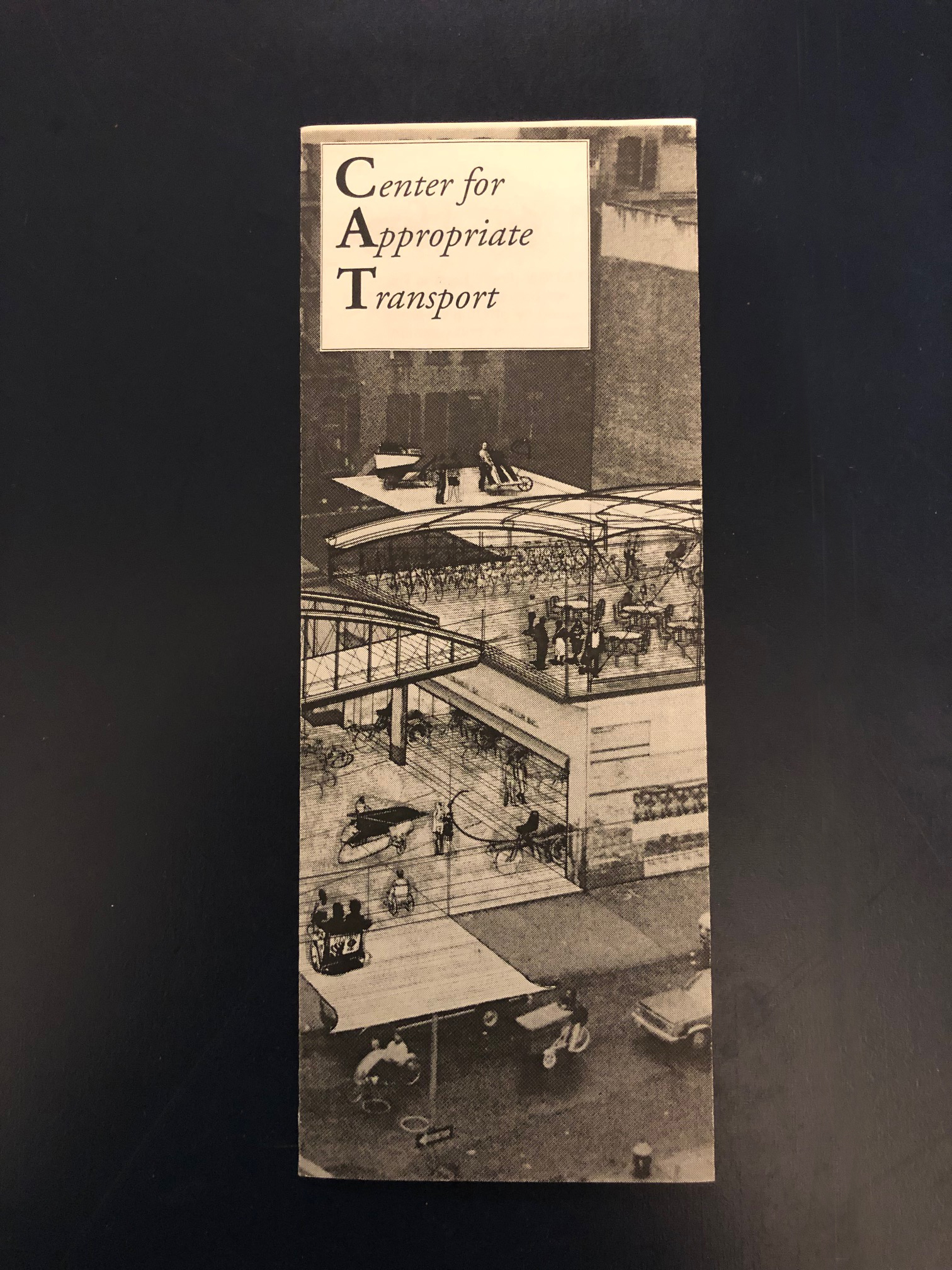 Portada de un folleto del Centro para el Transporte Apropiado que muestra una ilustración de una terminal de transporte concurrida