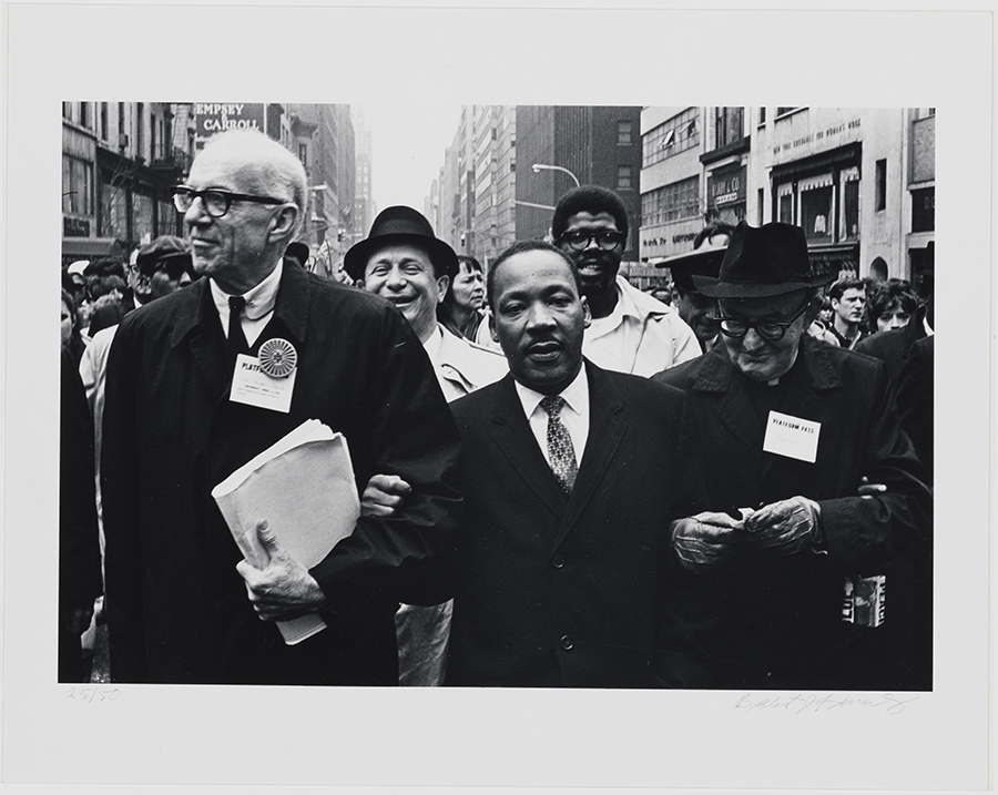 Fotografía del Dr. Martin Luther King, Jr., el Dr. Benjamin Spock y Monseñor Rice de Pittsburgh en el Desfile del Día de la Solidaridad en la ciudad de Nueva York el 15 de abril de 1967.