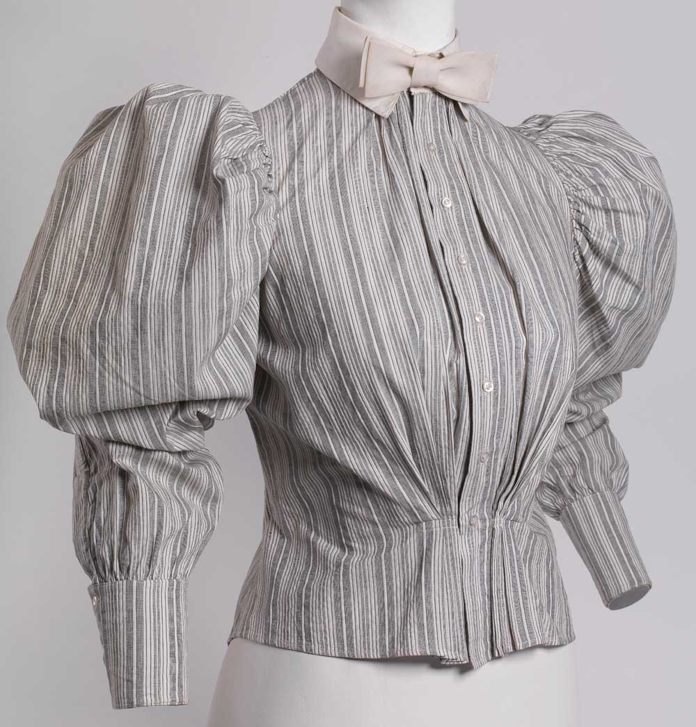 Camisa de algodão listrado cinza e branco com gola de linho amarrada em uma gravata borboleta
