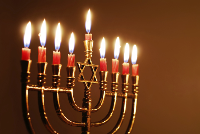 Une menorah de Hanoukka avec toutes les bougies allumées.
