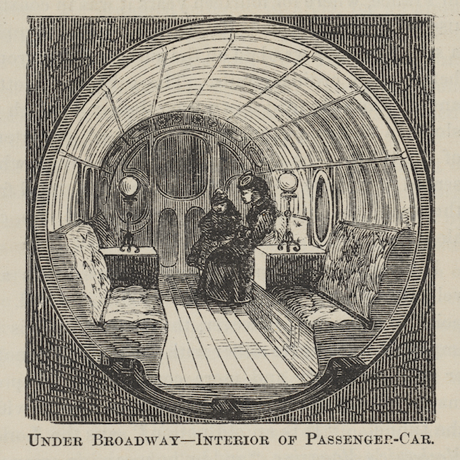 Gravure d'une pièce circulaire avec des canapés, des lampes et une femme et un enfant de l'autre côté.