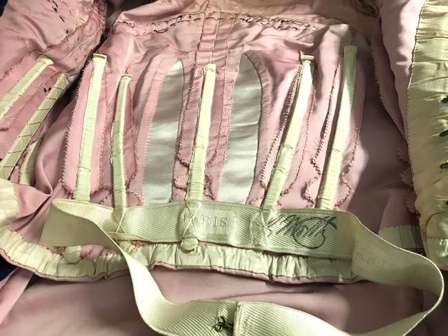 Intérieur de la robe de thé Worth montrant des insertions pour agrandir le corsage.