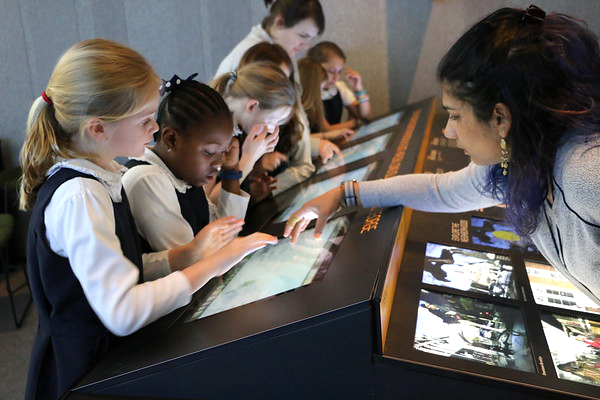 Una foto de Jaiwantie Manni enseñando a un grupo de estudiantes de tercer grado en el Future City Lab en el Museo de la Ciudad de Nueva York.