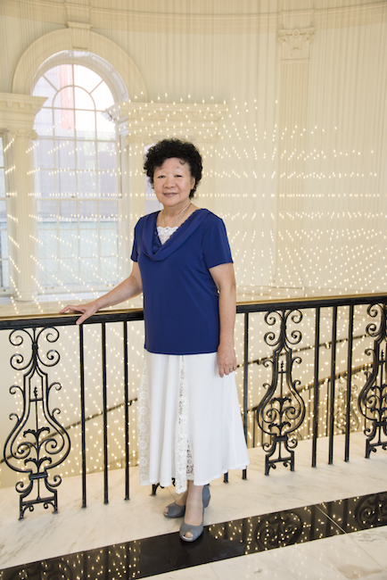 Joanna Chan está em frente à instalação de luz "Starlight" no Museu da Cidade de Nova York.