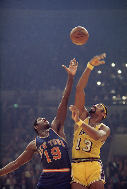 Willis Reed e Wilt Chamberlain informam no início de um jogo de basquete