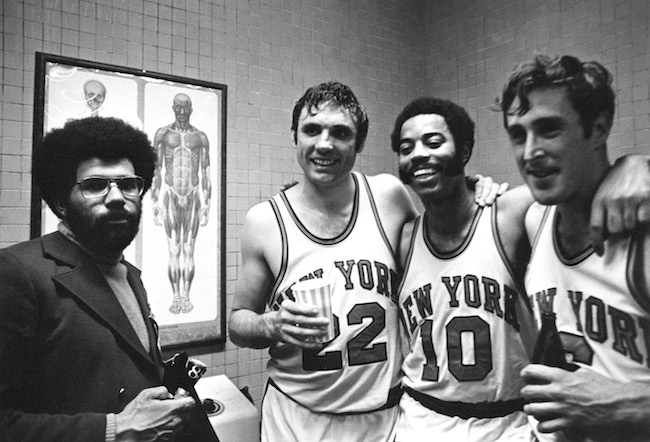 Ed Bradley de CBS Radio interviewe Dave DeBusschere, Walt Frazier et Mike Riordan.