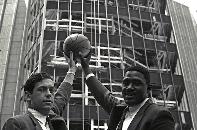 比尔·布拉德利（Bill Bradley）和威利斯·里德（Willis Reed）在麦迪逊广场花园（Madison Square Garden）的建筑工地外空中举行篮球比赛。