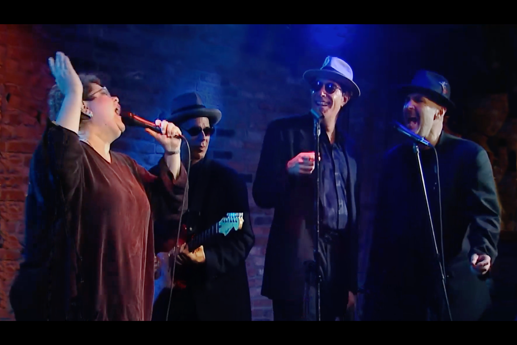 Phoebe Snow se apresenta com Kenny Vance e os Planotones no The Bitter End em Nova York.