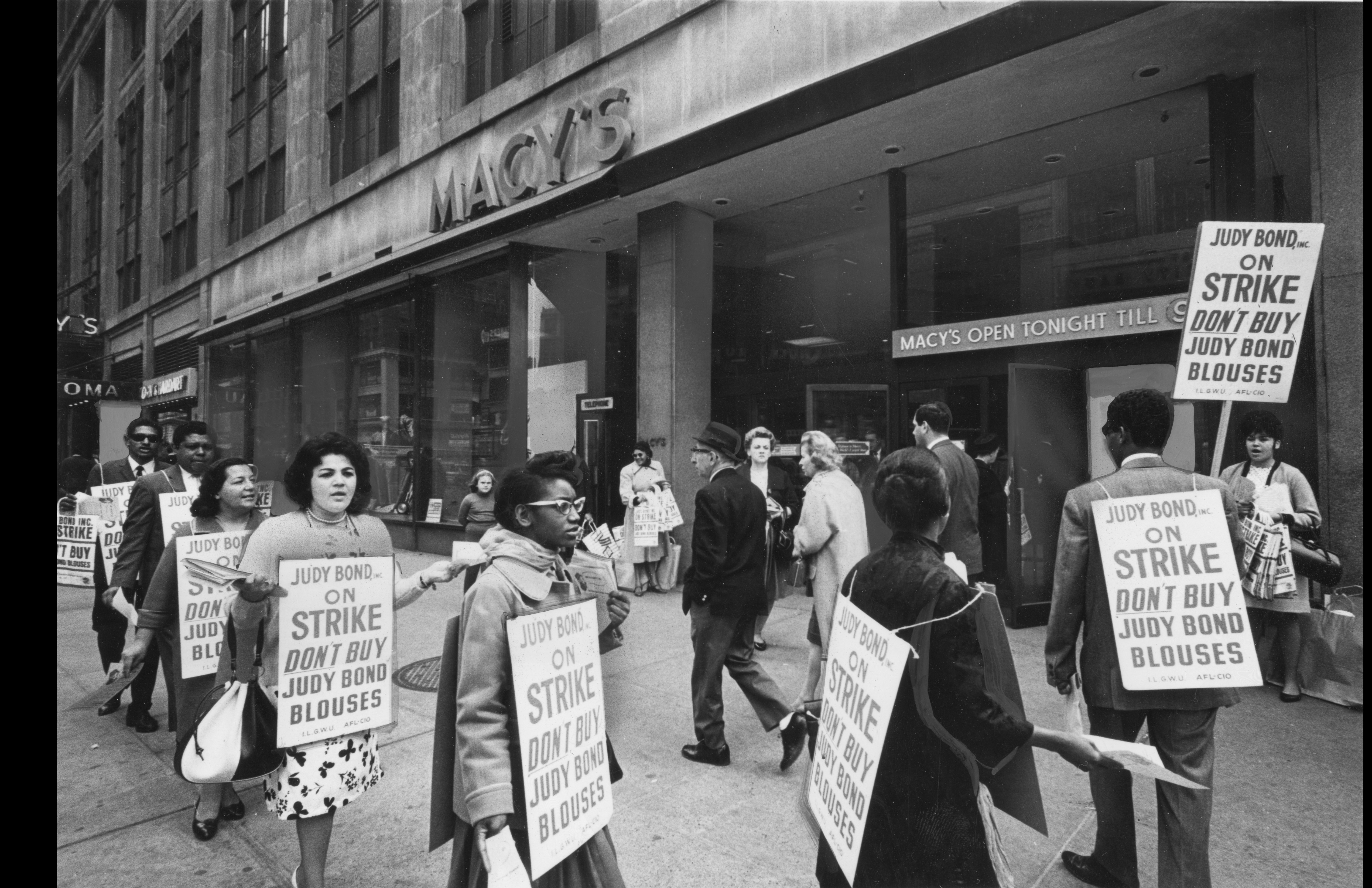 Trabalhadores em greve fora da Macy's, piquetes Judy Bond, Inc
