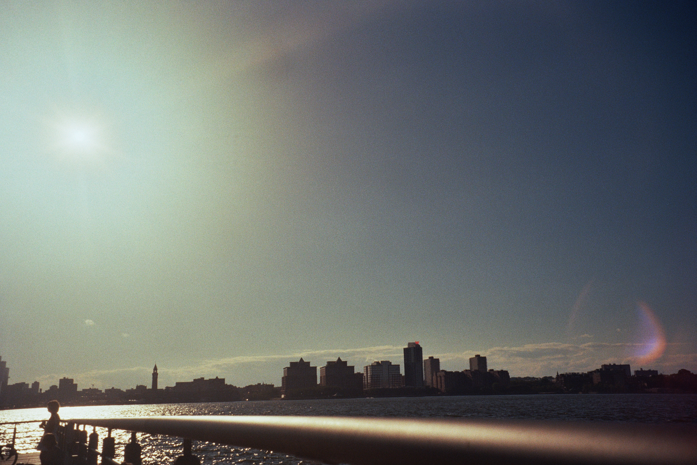 Une vue sur la rivière Hudson prise depuis la jetée de Christopher Street.