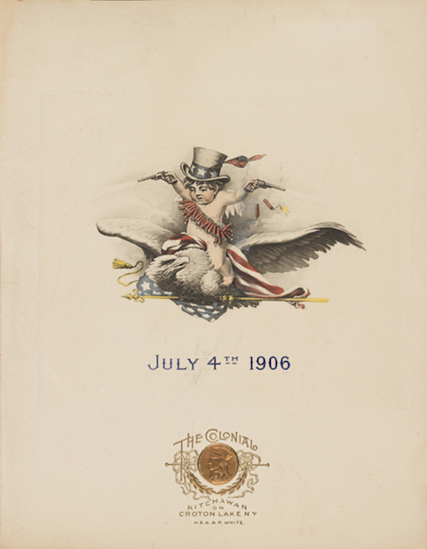 Capa de um menu de 1906 com o desenho de um bebê montado em uma águia careca com as asas estendidas. O bebê está usando um chapéu do tio Sam e uma corda de fogos de artifício em volta do tronco, segurando pistolas. A águia está segurando uma bandeira americana. "4 de julho de 1906" é impresso em azul. Logotipo dourado do Hotel Colonial impresso na parte inferior.