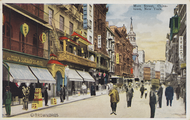 Cartão postal colorido representando edifícios e pessoas na Mott Street em Chinatown