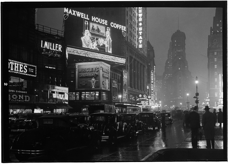 时代广场的夜景。 Samuel H. Gottscho，1932 年。纽约市博物馆。 戈特乔-施莱斯纳收藏。 Samuel H. Gottscho/Gottscho-Schleisner 的礼物，88.1.1.2441。