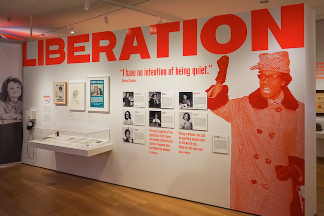 Portrait de Ruth Bader Ginsburg aux côtés de Bella Abzug et Shirley Chisholm dans l'exposition 2017-2018 Beyond Suffrage: A Century of New York Women in Politics