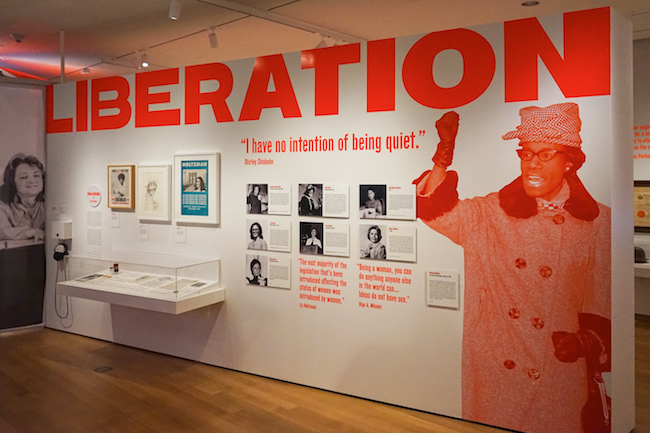 Retrato de Ruth Bader Ginsburg junto a Bella Abzug y Shirley Chisholm en la exposición 2017-2018 Beyond Suffrage: A Century of New York Women in Politics