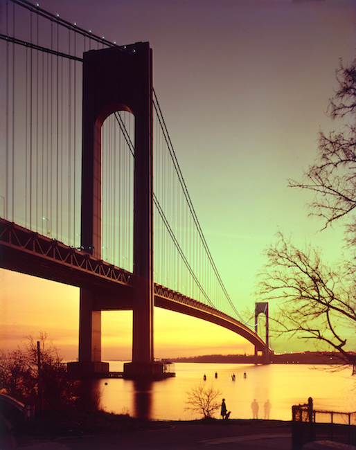 韦拉扎诺海峡大桥日落时的彩色照片