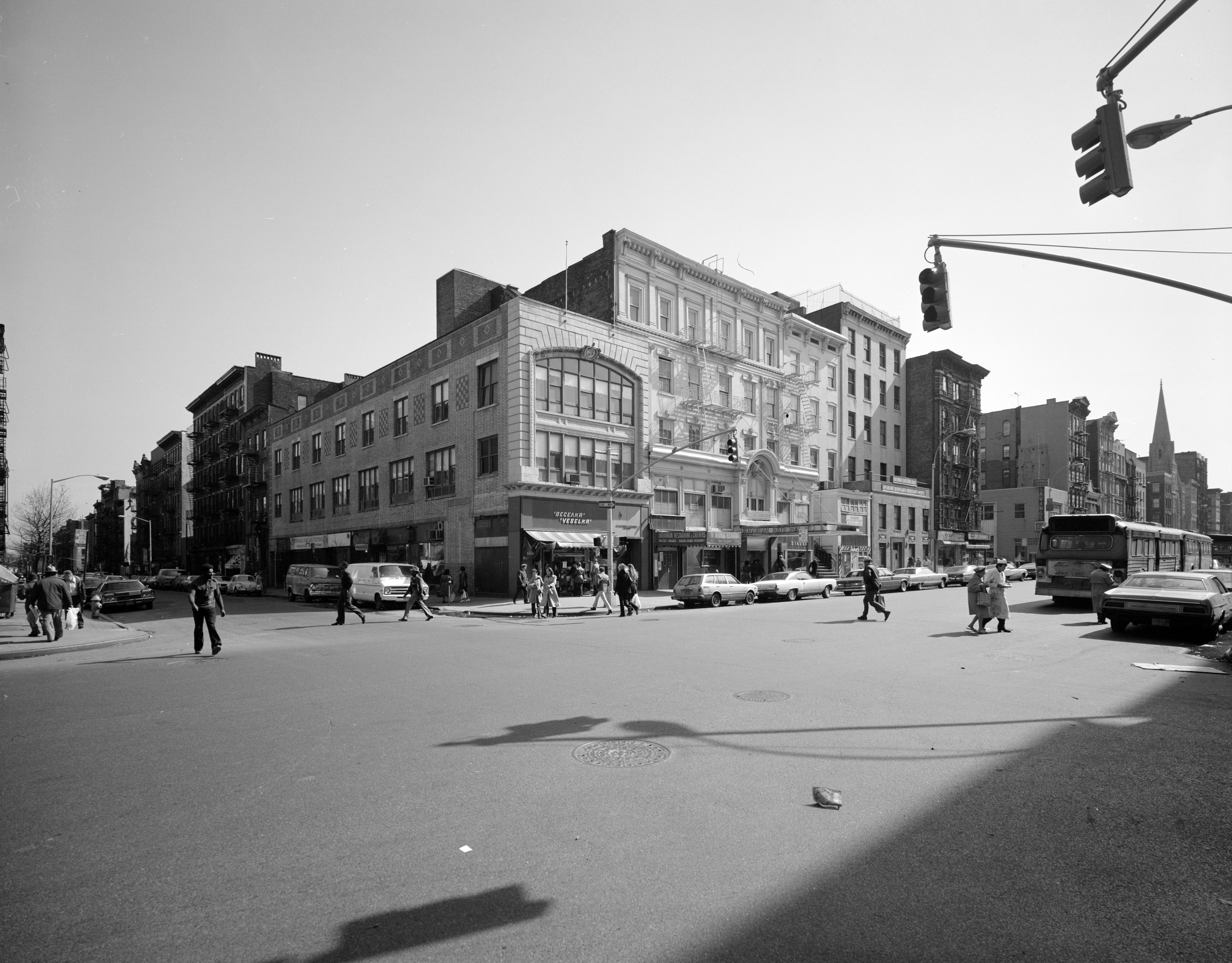 Edmund Vincent Gillon. [Entreprises et organisations ukrainiennes sur la deuxième avenue à l'intersection de la 9e rue.] Ca. 1975. Musée de la ville de New York. 2013.3.2.369