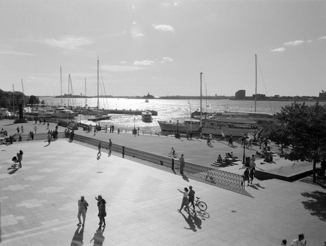 Foto em preto e branco do Battery Park e da orla.