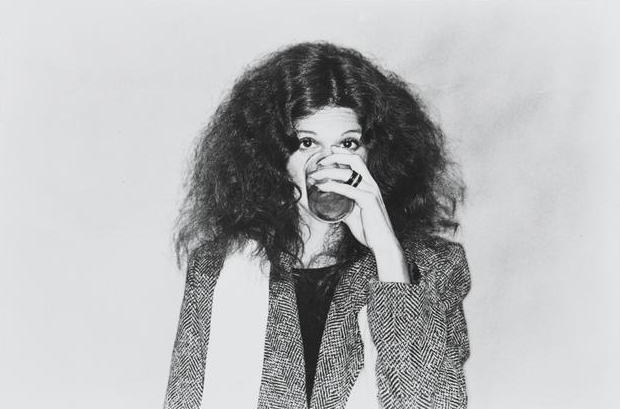 Uma foto de um fotógrafo desconhecido de [Gilda Radner em "Gilda Radner- Live From New York"] em 1979.