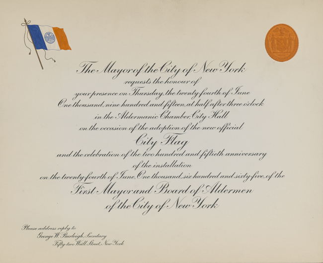 Imprimé en lettres manuscrites avec l'image du drapeau bleu, blanc et orange dans le coin supérieur gauche et l'image du sceau de New York dans le coin supérieur droit. L'invitation se lit comme suit: Le maire de la ville de New York demande l'honneur de votre présence… à l'occasion de l'adoption du nouveau drapeau officiel de la ville et de la célébration du deux cent cinquantième anniversaire de l'installation… du premier maire et du premier conseil d'administration Échevin de la ville de New York.