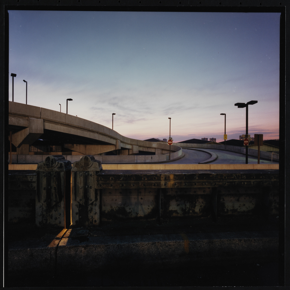 Jan Staller, rampe d'accès au terminal des navires à passagers sur la rivière Hudson, vue depuis la West Side Highway, 1978. Musée de la ville de New York, 2015.5.12