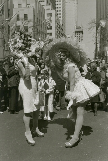 Uma foto do museu por Edwin Martin de um desfile de Páscoa de 1998.