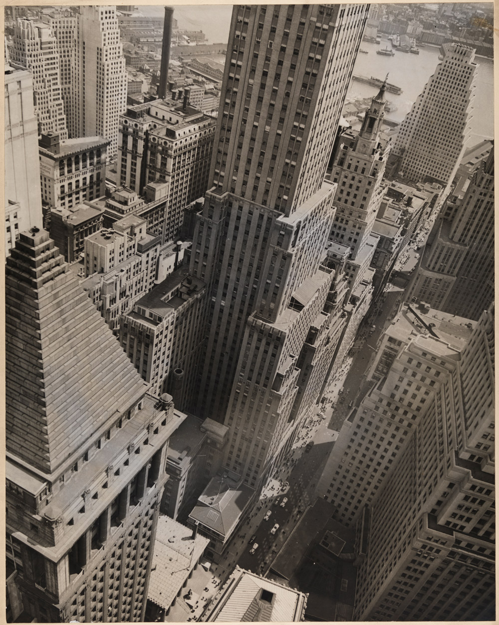 Fotografia de Berenice Abbott de Wall Street mostrando East River, 4 de maio de 1938