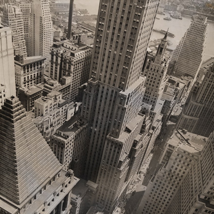 Fotografia de Berenice Abbott de Wall Street mostrando East River, 4 de maio de 1938