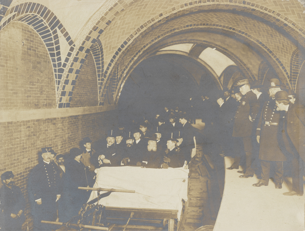 Edward Levick. Prefeito McClellan na primeira viagem de metrô. 1904. Museu da cidade de Nova York. X2010.11.13549.