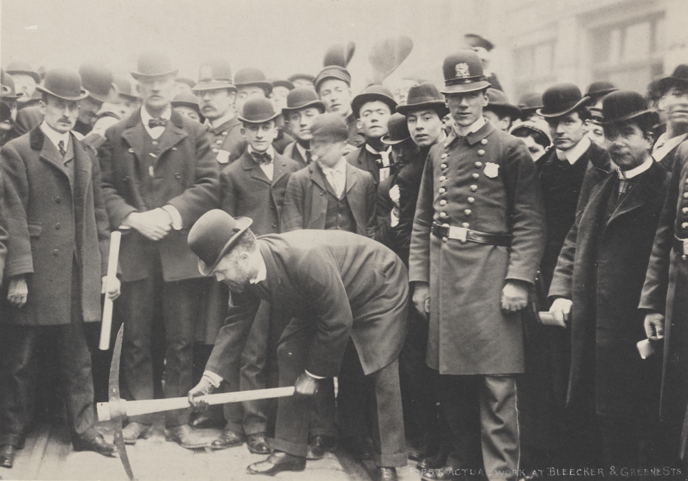 ブリーカー通りとグリーン通りでの最初の実際の仕事。 約 1900年。ニューヨーク市立博物館。