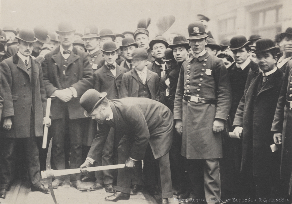 Primeiro trabalho real nas ruas Bleecker e Greene. ca. 1900. Museu da cidade de Nova York.