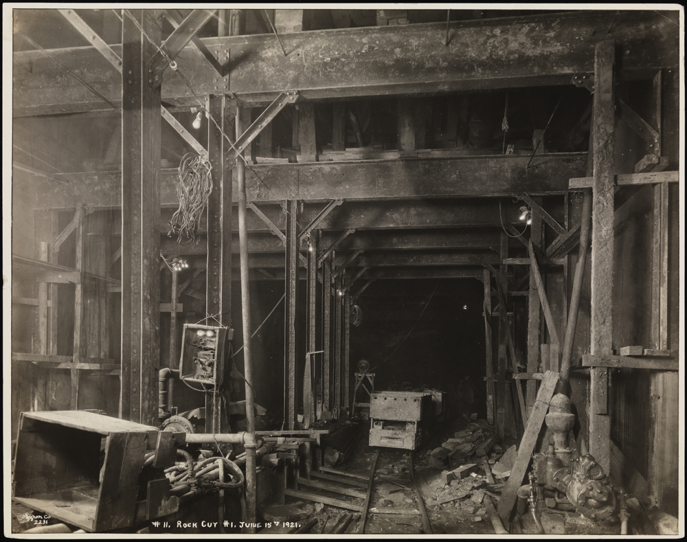 Byron Company (New York, NY). Métro, Quatorzième rue coupée pour le métro, # 1. 1921. Musée de la ville de New York. 93.1.1.17085.