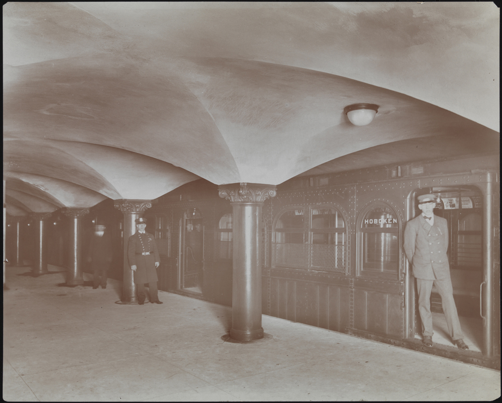Byron Company (Nova York, NY). Metrô, Hudson Tubes. ca. 1908. Museu da cidade de Nova York. 93.1.1.14608.