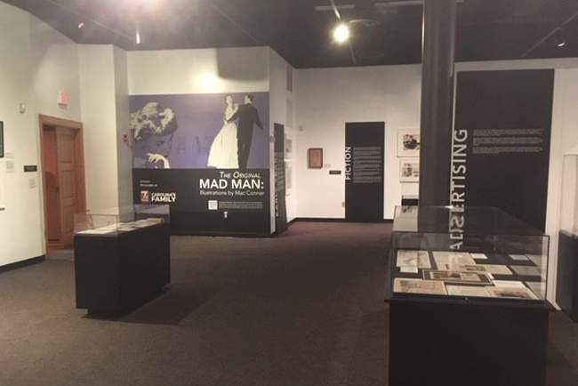 Uma fotografia de instalação de exposição de The Original Mad Man: Illustrations by Mac Conner.