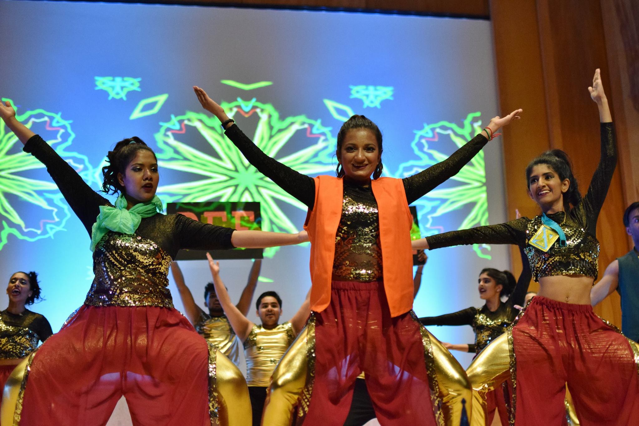 Los bailarines actúan durante una celebración de Diwali.