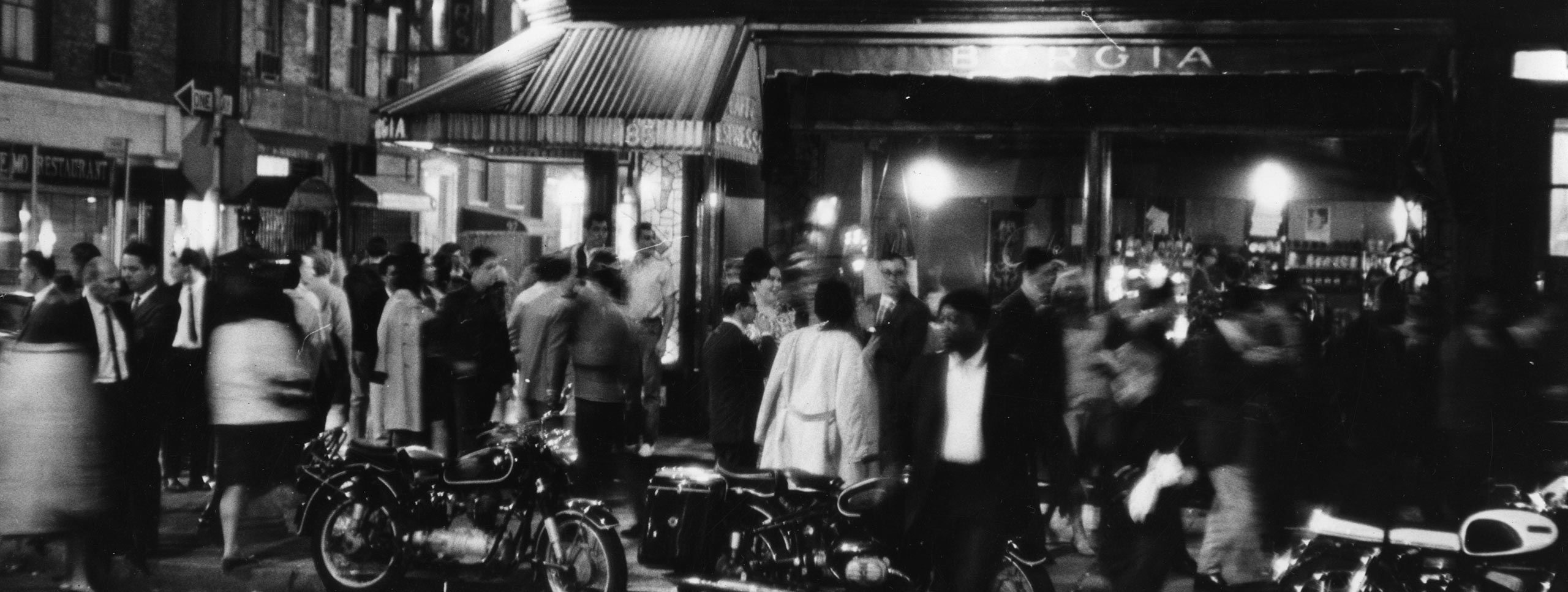 Fotografía de Fred W. McDarrah de una multitud llena de movimiento frente a Caffe Borgia en Greenwich Village