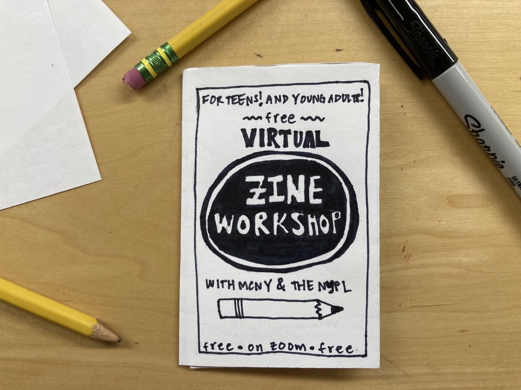 "청소년을 위해! 그리고 젊은 성인을 위해! MCNY와 NYPL과 함께하는 VIRTUAL ZINE WORKSHOP. free. on zoom. free"라고 적힌 진 사진. 진은 종이, 연필, 마커가 있는 책상 위에 있습니다.